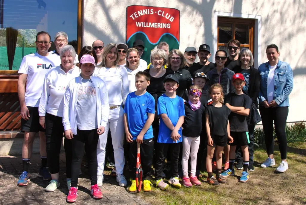 Mitglieder des Tennis-Club Willmering vor dem Clubhaus