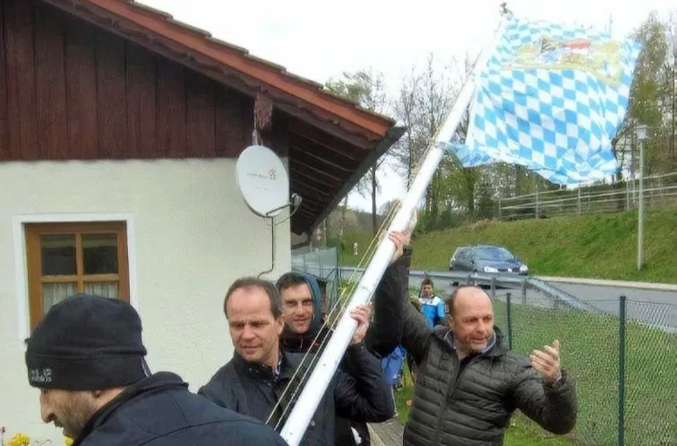 Das Hissen der Bayern-Fahne bei der Platzeröffnung