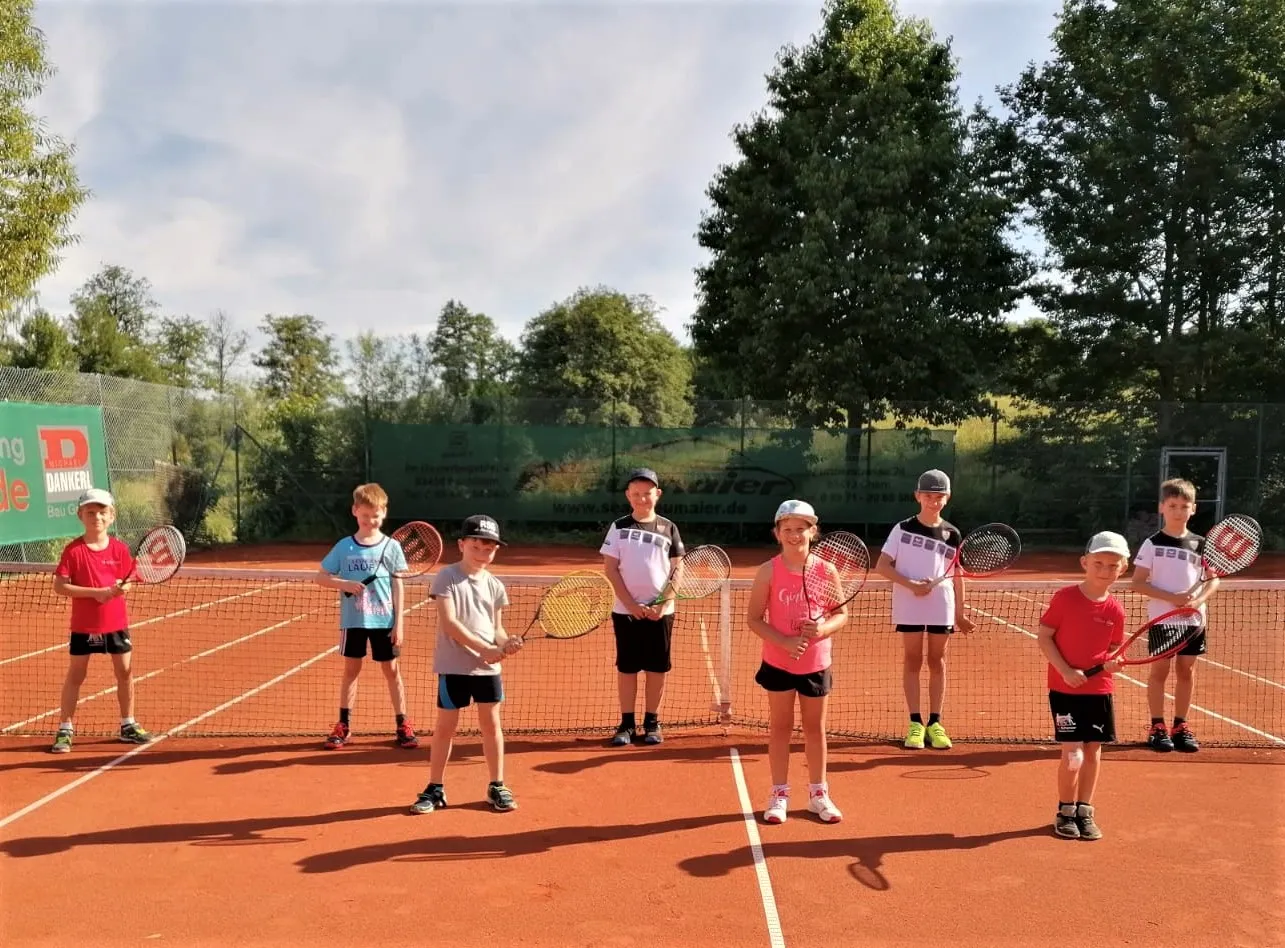 MidCourt-Kids freuen sich auf dem Tennisplatz