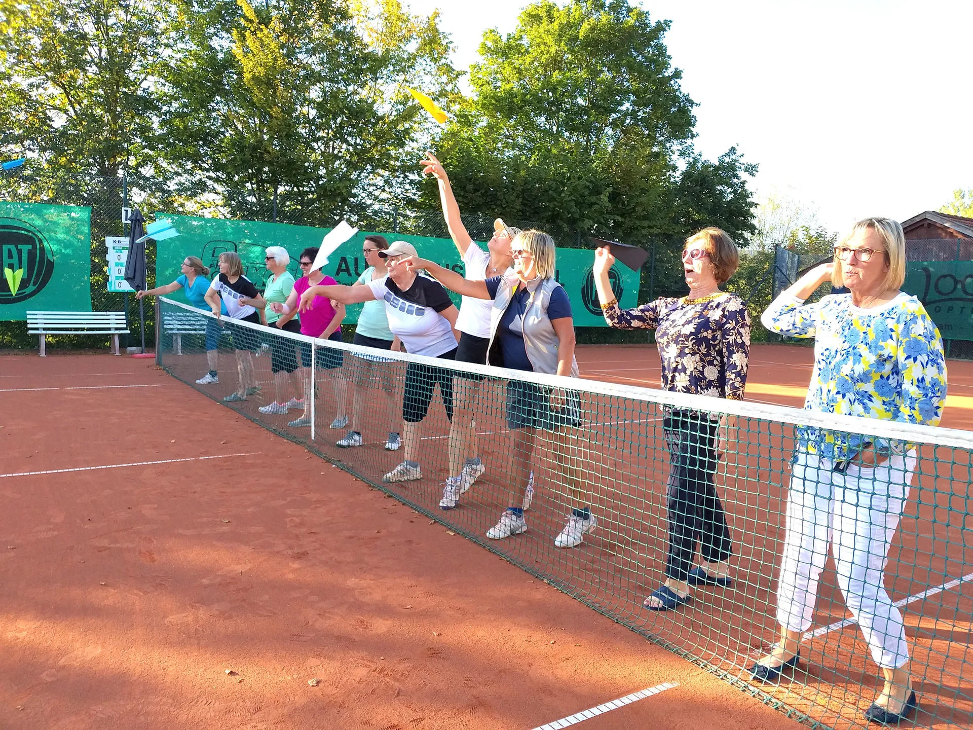 Papierflieger-Weitwurf beim Prosecco-Cup der Damen
