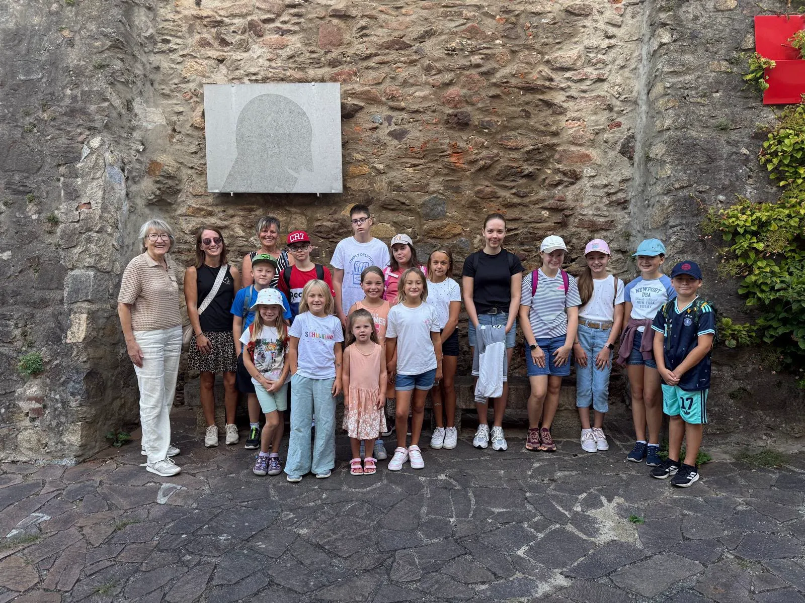 Gruppenfoto der TC-Willmering-Jugend mit Betreuerinnen bei einem Ausflug in Cham